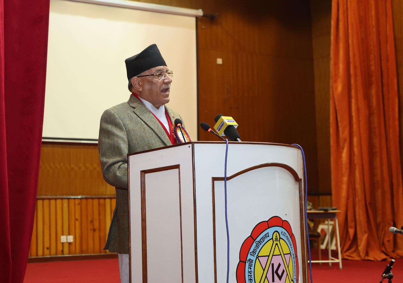 प्रधानमन्त्रीले भने– ‘प्रधानमन्त्री कुलपति हुने व्यवस्था अव्यवहारिक छ, विकल्प खोजौं’