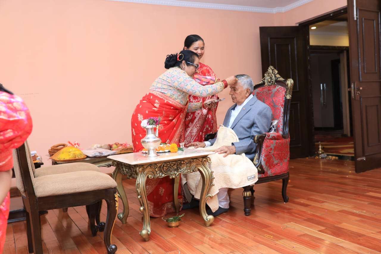 राष्ट्रपति पौडेलबाट शुभसाईतमा बहिनीहरूबाट तिहारको टीका ग्रहण