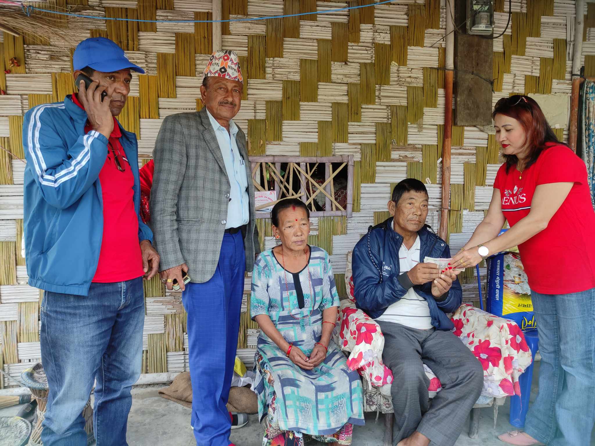 थापाको पहलमा रोगीलाई आर्थिक सहयोग