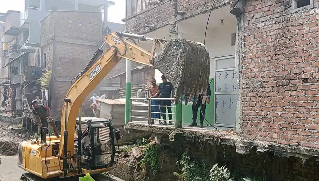 नाला पैनी मिचेर बनाइएका संरचना हटाउँदै वराहक्षेत्र नगरपालिका 