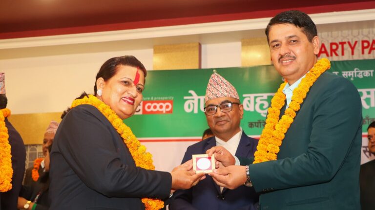 एनएमसी सहकारीका कर्मचारीलाई सुन र चाँदीका सिक्का प्रदान गर्दै सम्मान