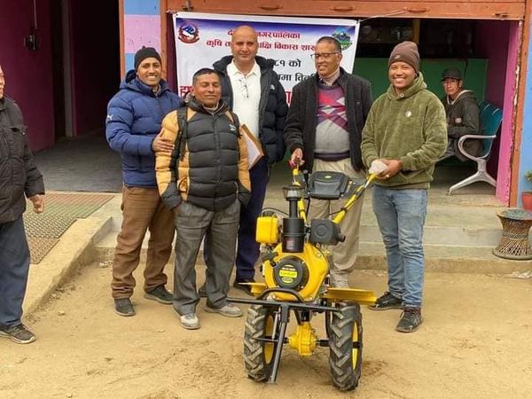 कृषि उपकरण वितरण गर्दै इलामको देउमाई