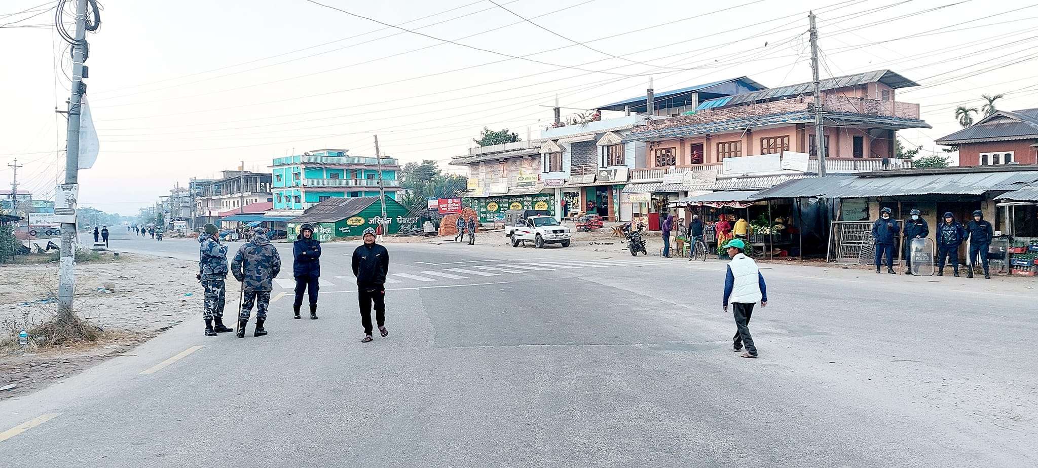 पहिचानवादी समूहद्धारा मेची राजमार्ग बन्द