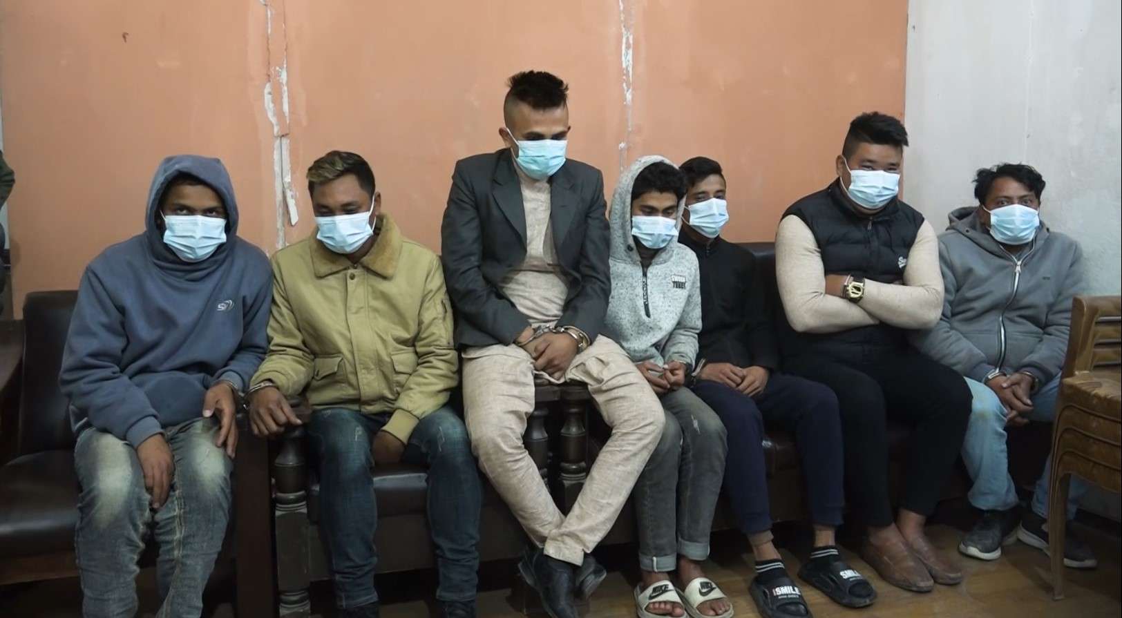 नक्कली मदिरा बेचेको आरोपमा नौ जना पक्राउ