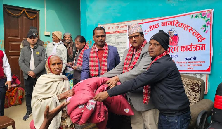 विराटनगरमा चिसोबाट बच्न ३ सय ज्येष्ठ नागरिकलाई फाइबर सिरक