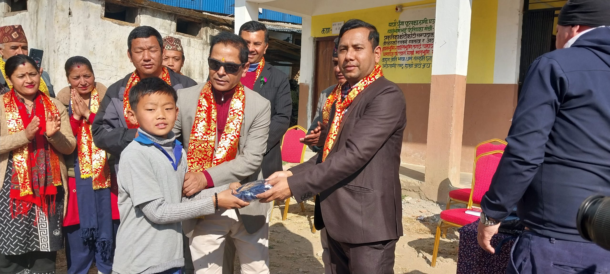 विद्यार्थीलाई न्यानो कपडा वितरण गर्दै इलाम नगरपालिका