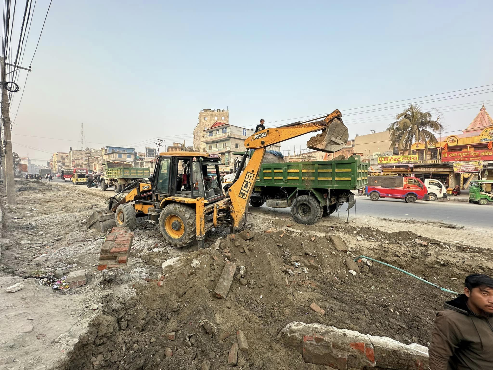 इटहरीमा छ लेन सडकको काम द्रुत गतिमा-०८१ मङ्सिर मसान्त सम्ममा निर्माण सम्पन्न हुने