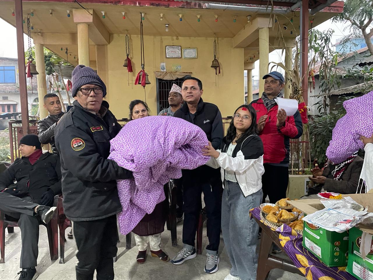 जन्मदिनको अवसर पारेर विपन्न परिवारलाई सिरक वितरण