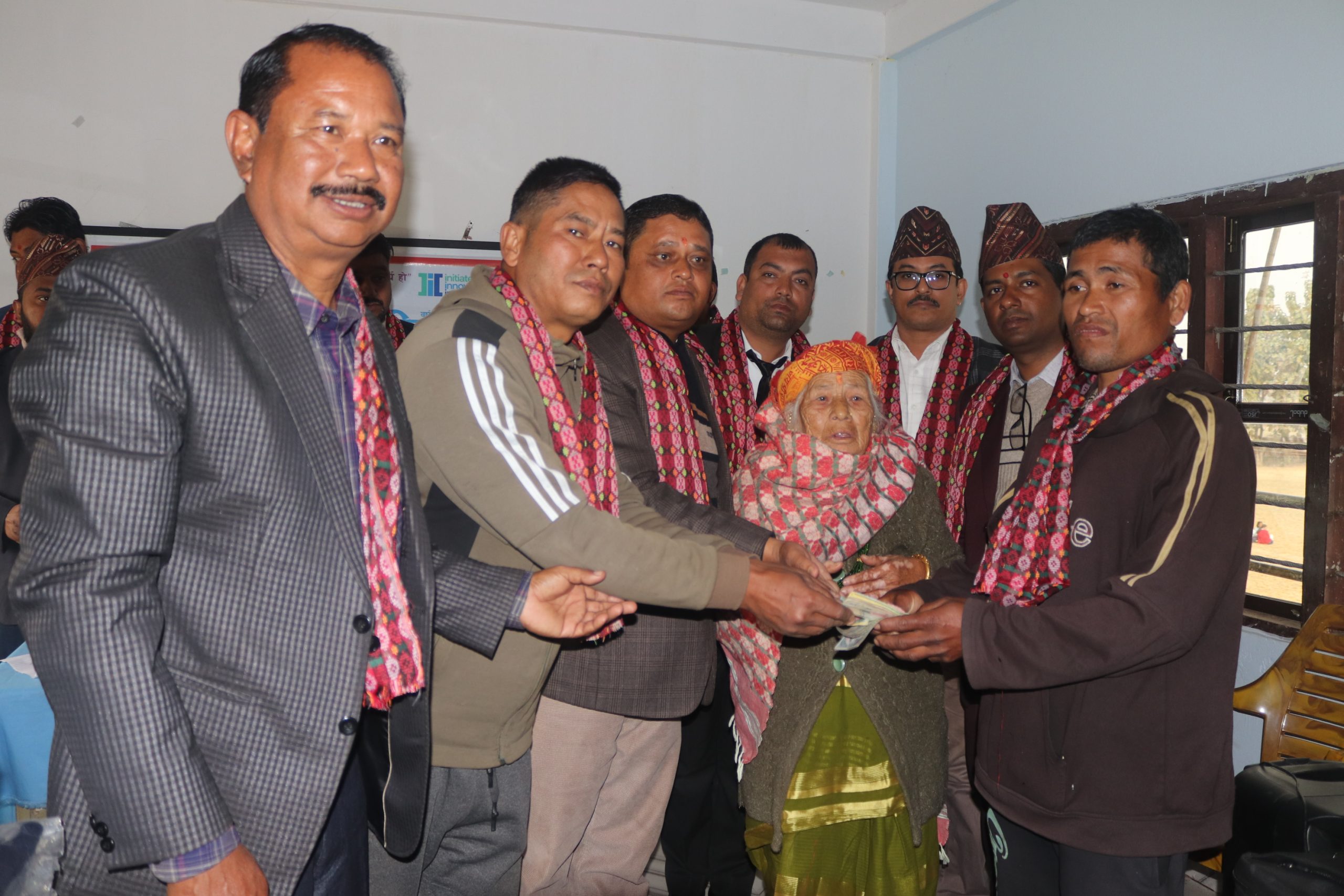 बाह्रदशी जेसीजको पहलमा विद्यार्थीलाई न्यानो कपडा