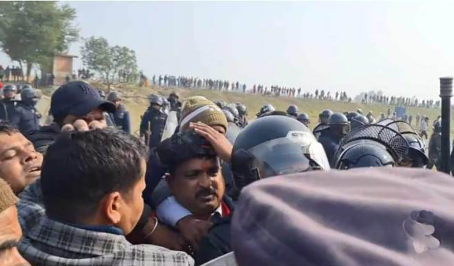 सप्तरीमा जनमत र प्रहरीबीच झडप, मधेशका शिक्षामन्त्री र ३ सांसद सामान्य घाइते