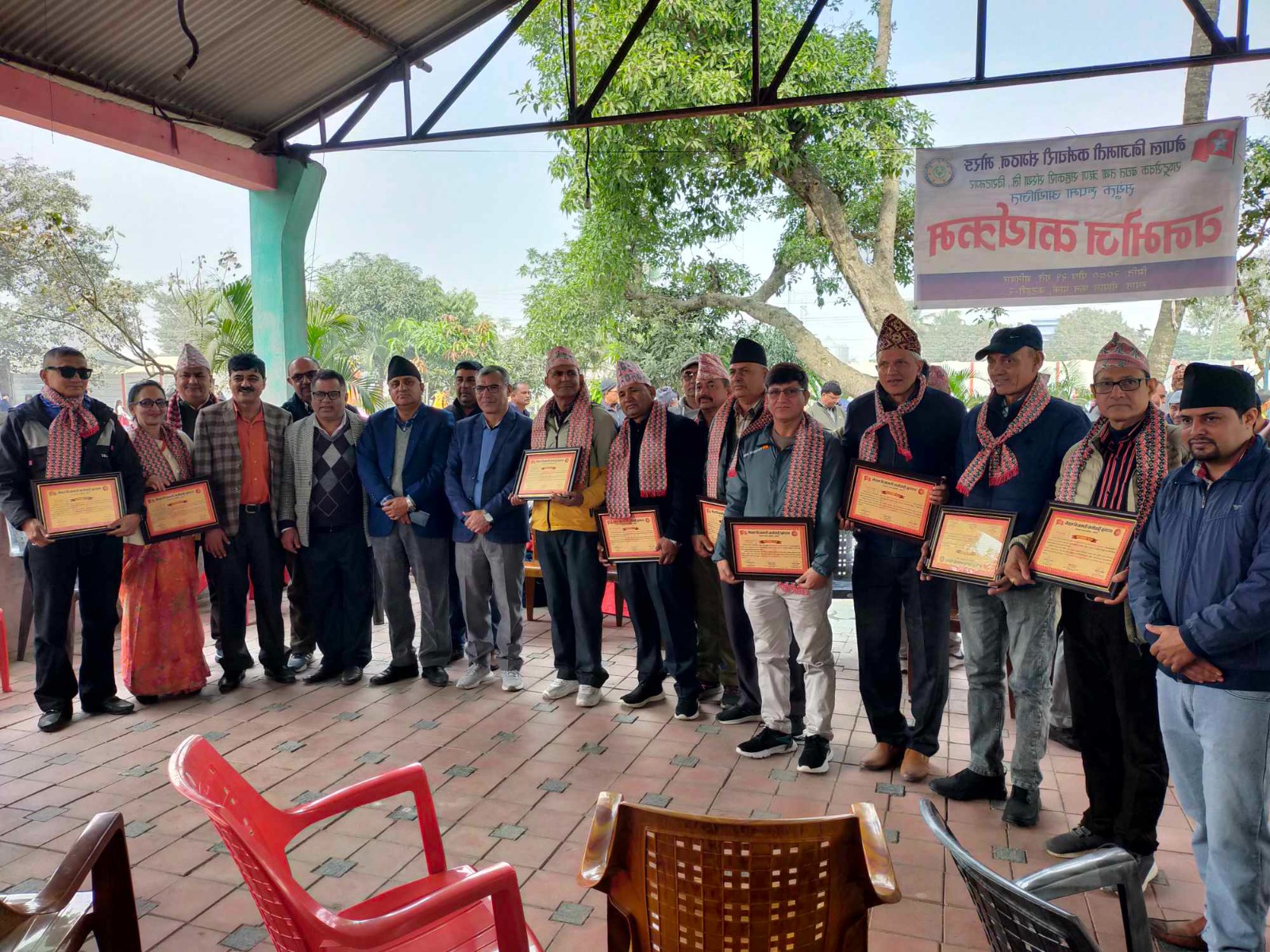 वनभोजमा सेवानिवृत्त कर्मचारीलाई सम्मान