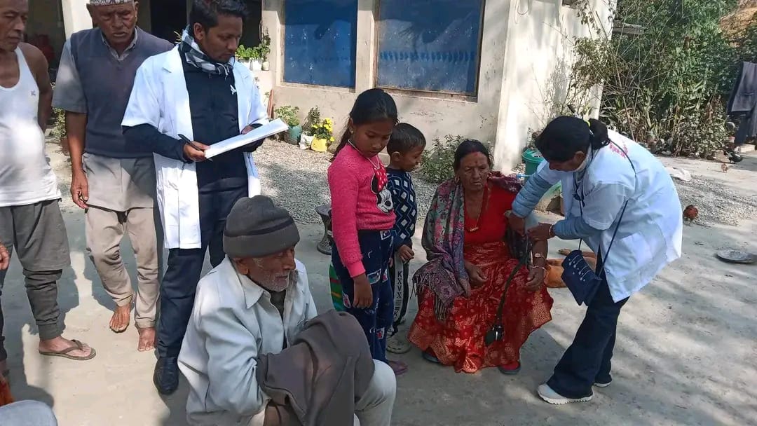 ज्येष्ठ नागरिकको उपचार गर्न स्वास्थ्यकर्मी लिएर वडाध्यक्ष गुरुङ्ग टोल-टोलमा
