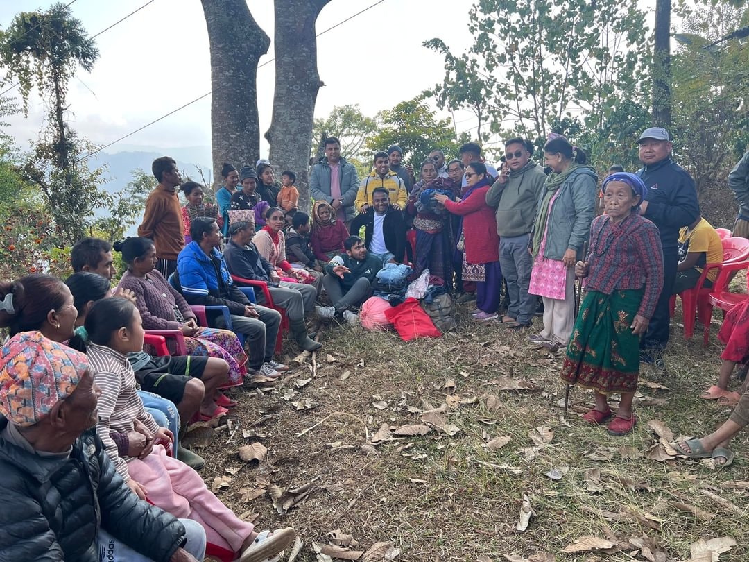 विपन्न समुदायमा न्यानो कपडा बाँड्दै अखिल