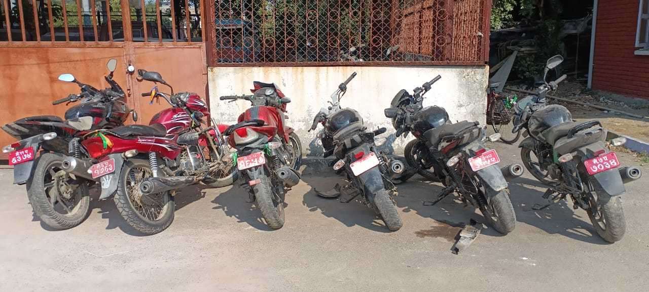 बेवारिसे पिकअप र मोटरसाइकल भन्सारमा बुझाइयो