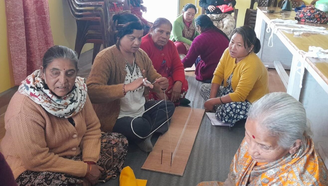 जनै बनाउन सिकाउँदै इलाम नगरपालिका