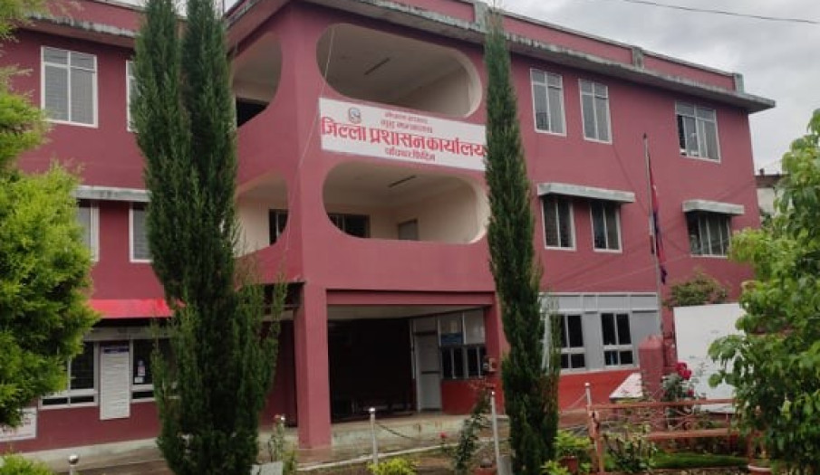 राहदानीको निःशुल्क फारम भरिदिँदै जिल्ला प्रशासन कार्यालय