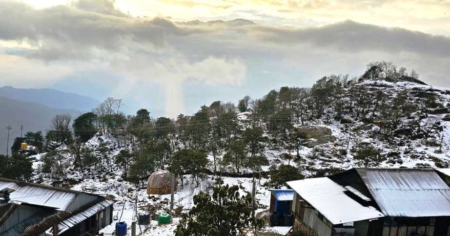 पाथीभरा क्षेत्रमा हिमपात, चिसो बढेपछि तीर्थयात्रीहरू प्रभावित