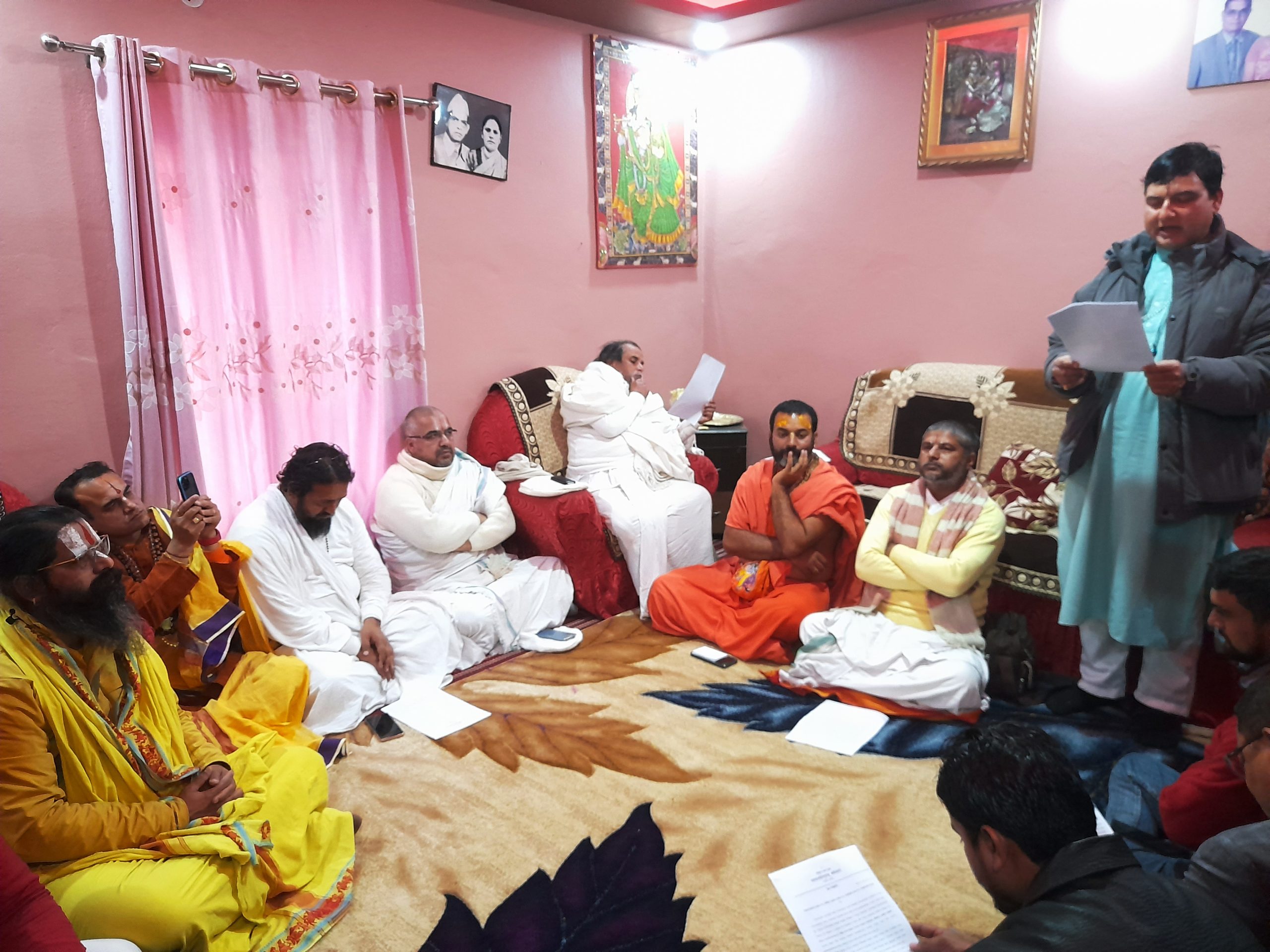 हिन्दु सन्तहरूले हिन्दु धर्म रक्षाका लागि आज इटहरीमा बृहत् जनसभा गर्दै