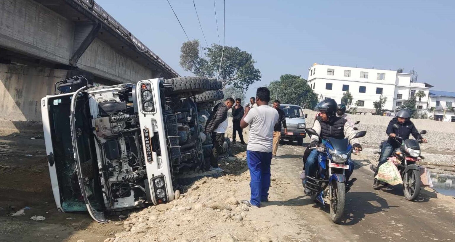 साँघुरो डाइभर्सनका कारण ट्रक पल्टियो