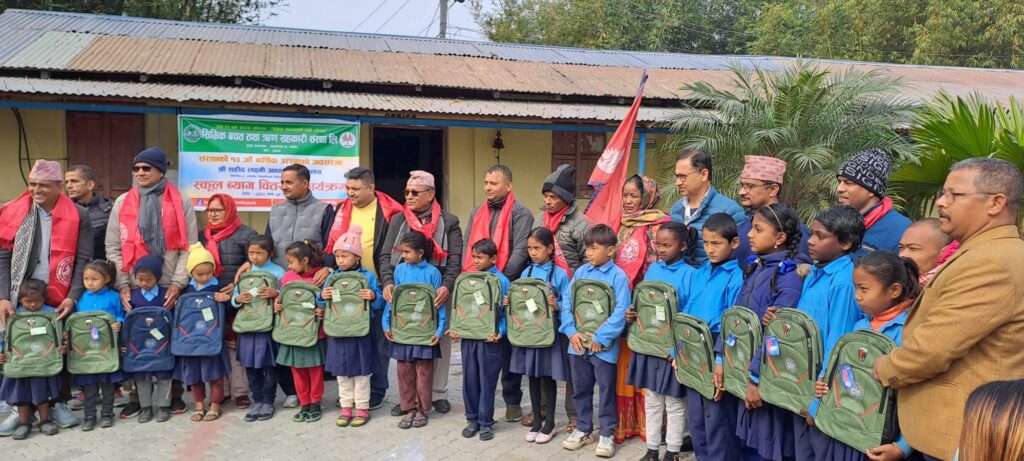 सिम्रिक साकोसद्वारा १०८ जना विद्यार्थीलाई व्याग वितरण