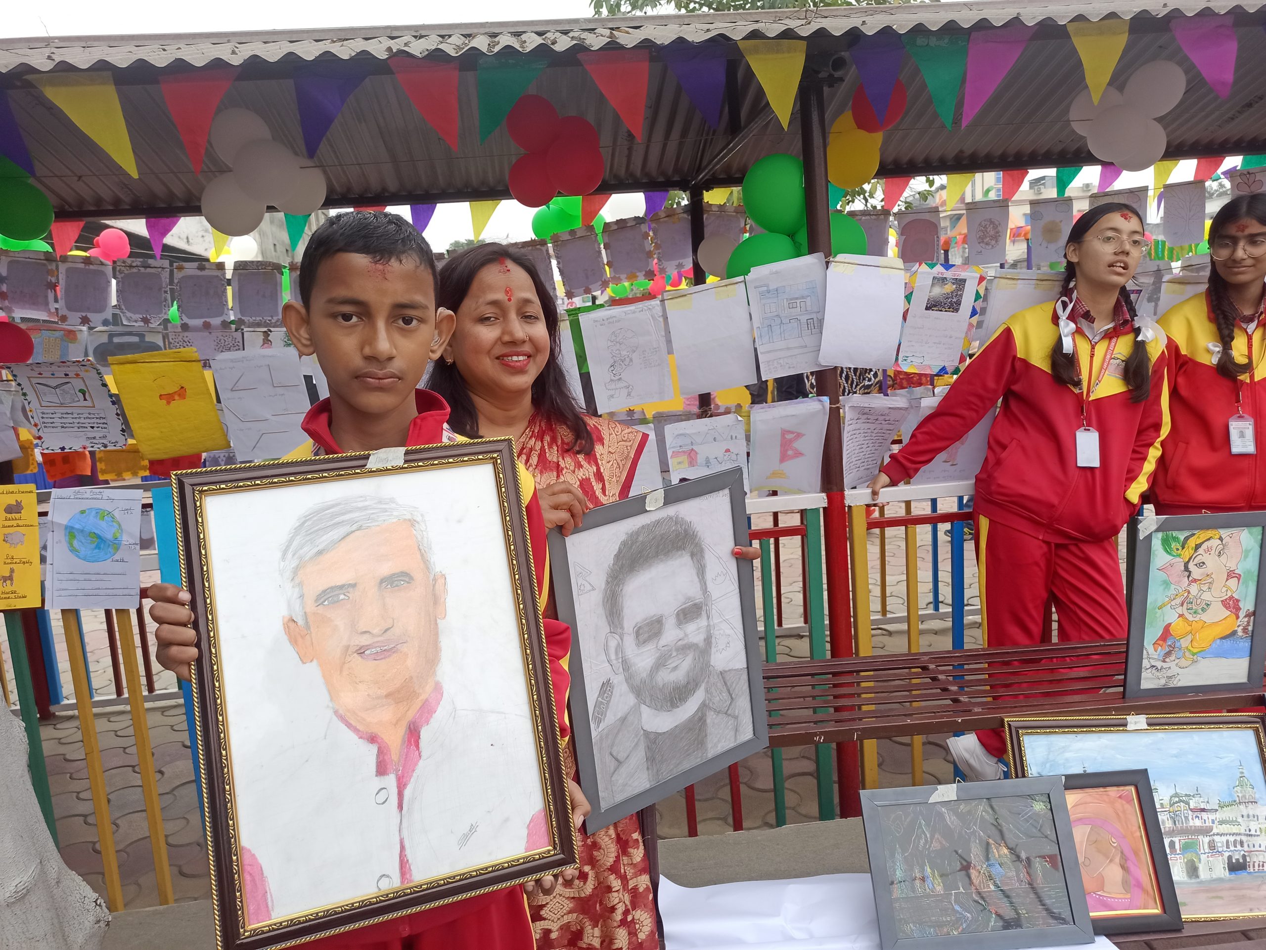 वचत जुटाउन कक्षा ५ का छात्रले मुख्यमन्त्री र बालेनको स्केच बेचे