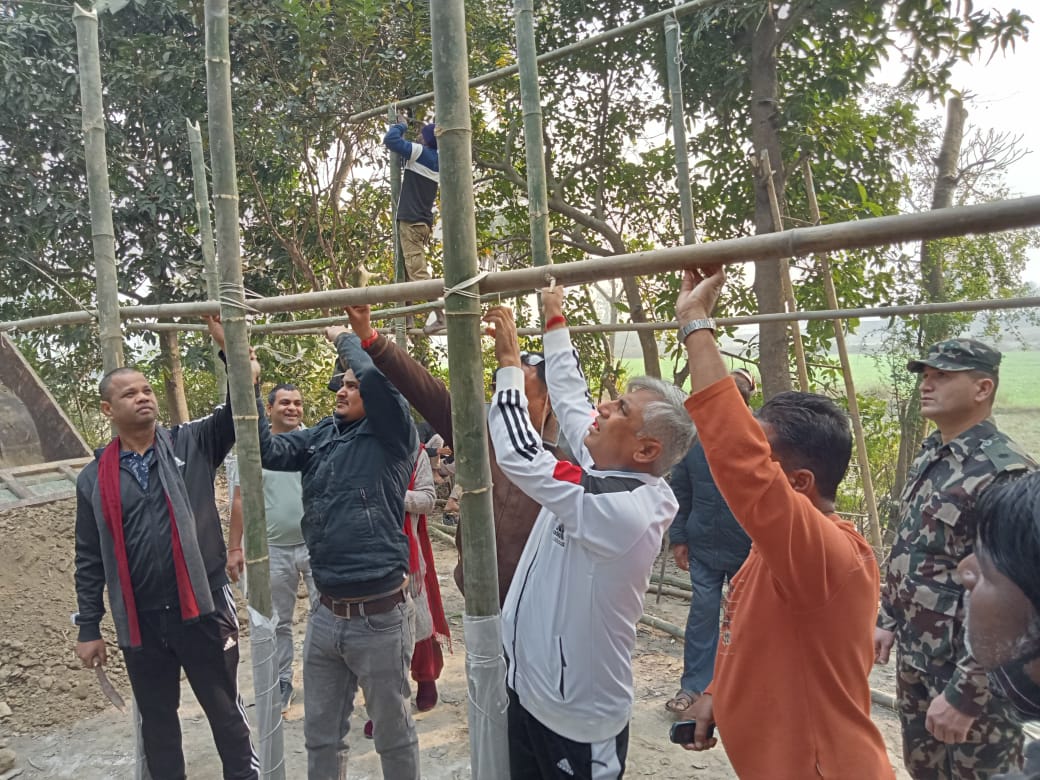 सुकुम्वासीकाे घर निर्माणमा मुख्यमन्त्री कार्कीकाे श्रमदान