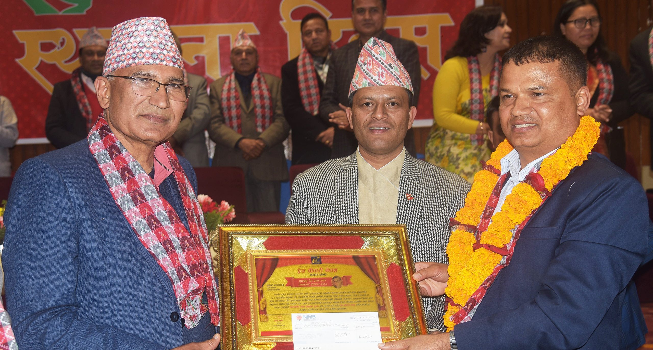प्रधान सम्पादक भण्डारी हृदयचन्द्रसिंह प्रधान स्मृति पत्रकारिता पुरस्कारबाट सम्मानित