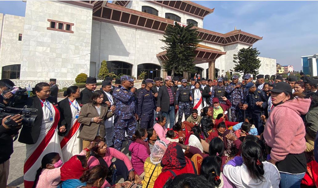 संसद्कै सुरक्षामा गम्भीर कमजोरी, कहाँ चुक्यो प्रहरी ? प्रहरीघेरा तोडेर संसद्परिसर छिरे लघुवित्तपीडित, घटनाको अध्ययन गर्न छानबिन समिति