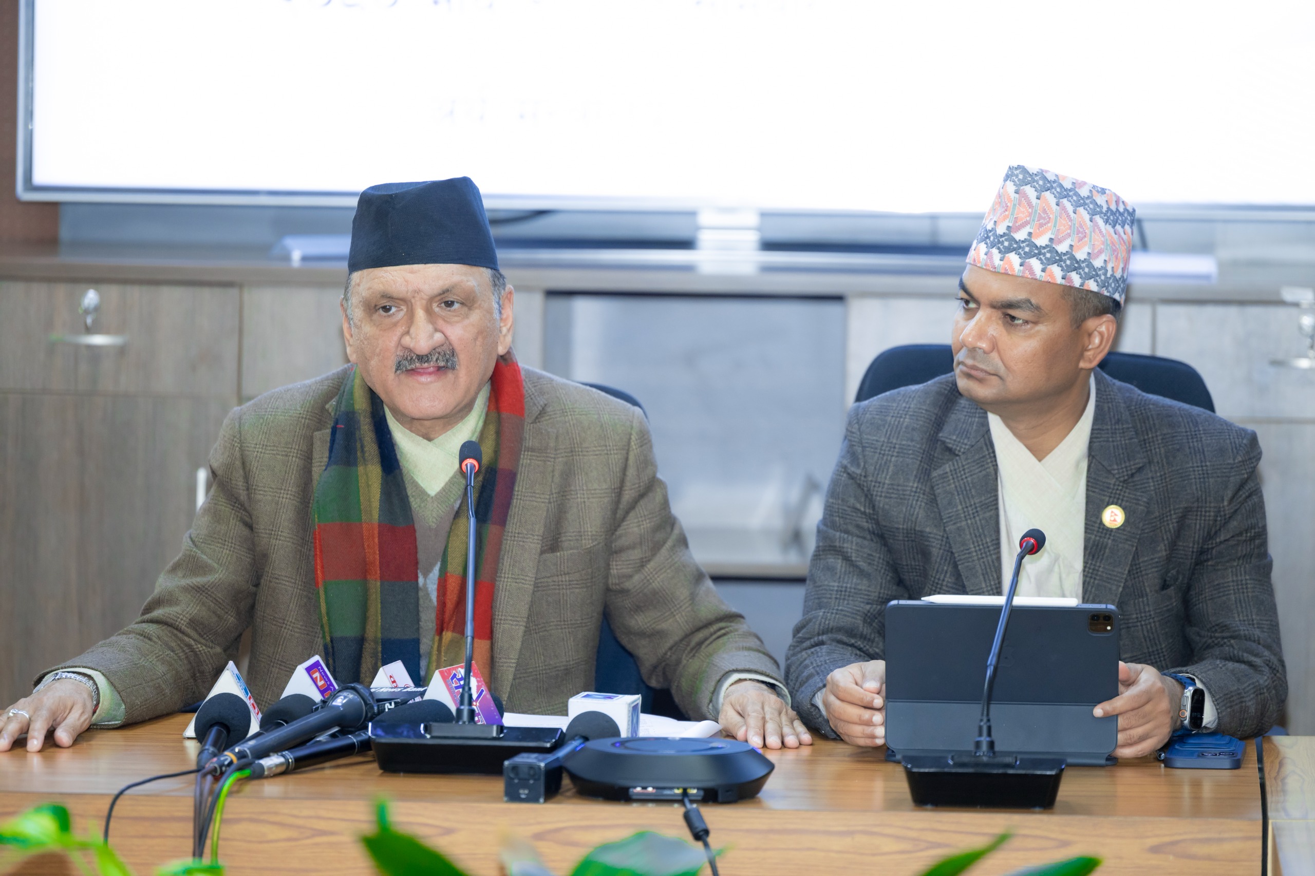 अर्थमन्त्रीले घटाए दुई खर्ब बजेट