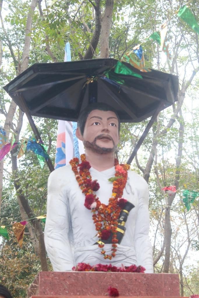 नमूना वनमा शहीद मगरको अर्धकदको शालिक