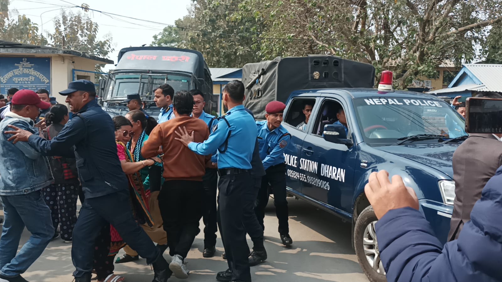 वीपी कोइराला स्वास्थ्य विज्ञान प्रतिष्ठानको गेट डोजर लगाएर भत्काउने २ जना पक्राउ