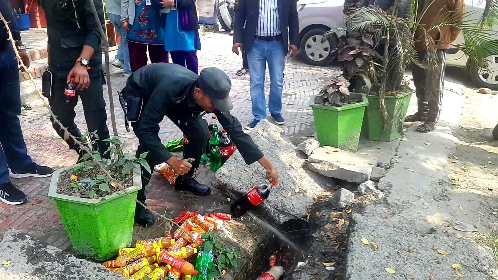 इटहरीमा छ्यापछ्याप्ती म्याद गुज्रिएका पेय पदार्थ, कुन पसलमा बजार अनुगमन गरियो ? विवरण  लुकाउछ उपमहानगर