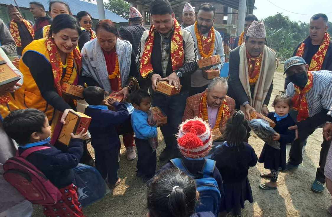 जुत्ता र व्याग पाएपछि महेन्द्रज्योतिका विद्यार्थीहरु दंग