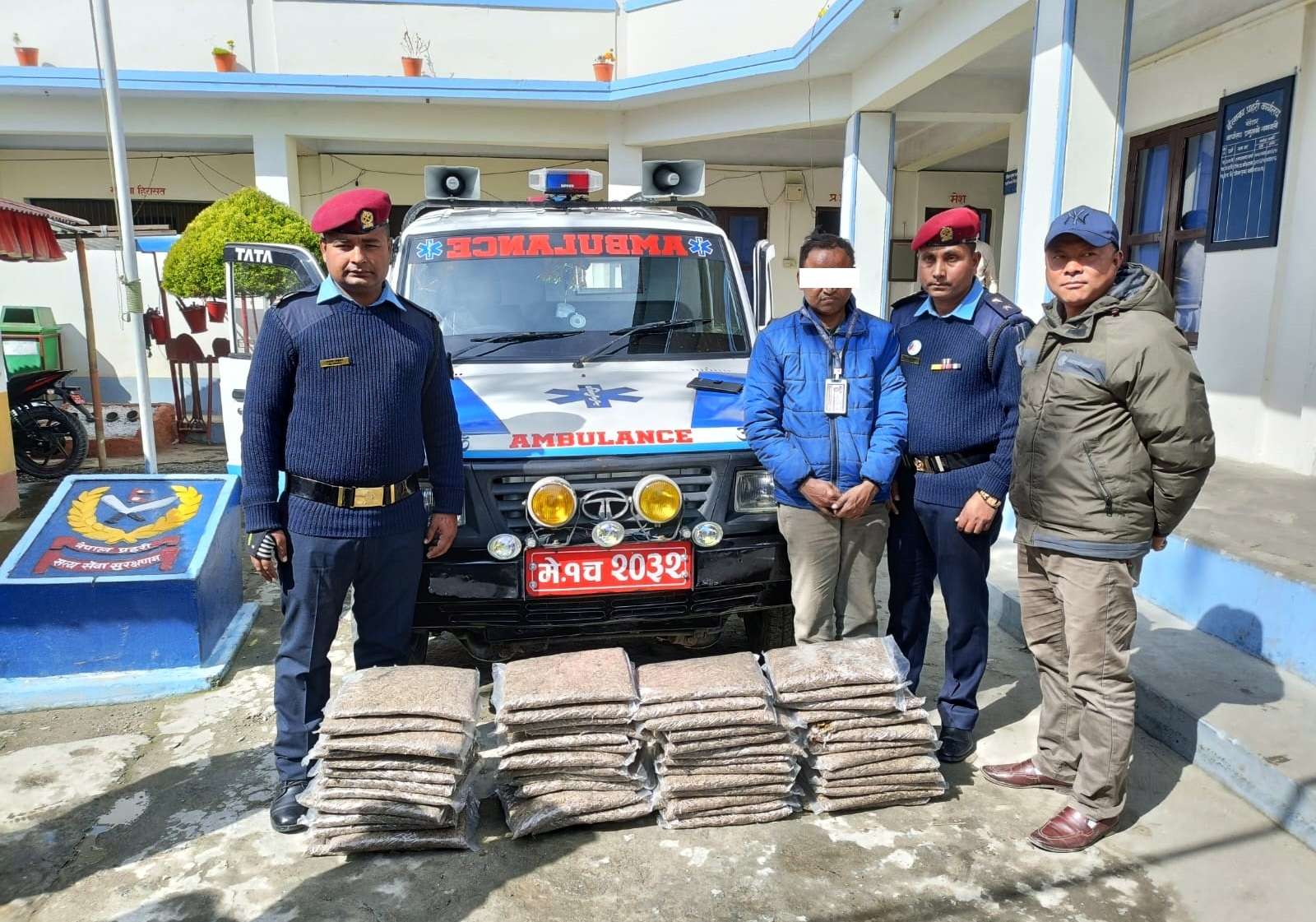 एम्बुलेन्समा गाँजा ओसारपसार पक्राउ