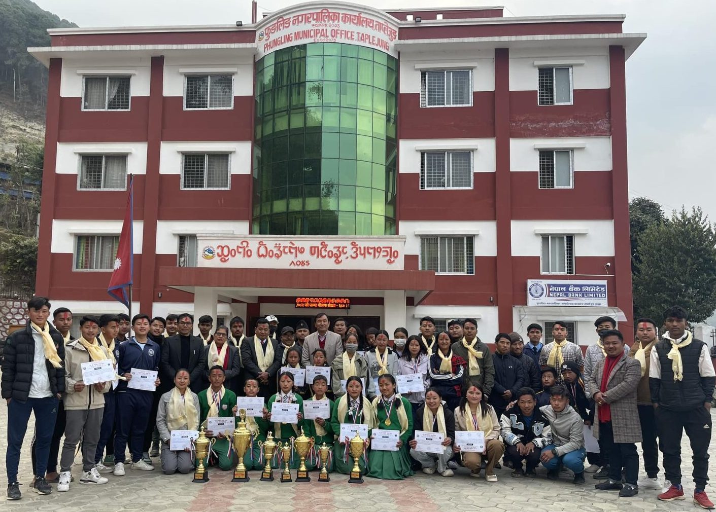 खेलाडीलाई फुङलिङ नगरपालिकाद्धारा नगद सहित सम्मान