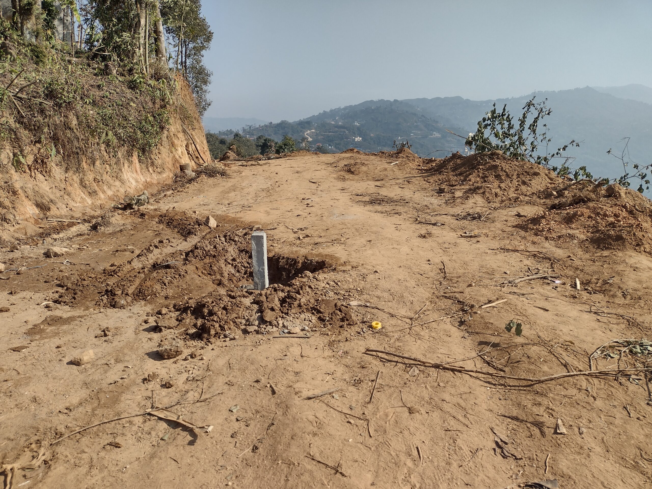 गुम्बाको जग्गा अतिक्रमण गरेर सडक निर्माण भएको भन्दै विरोध