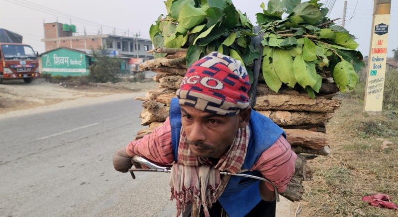 साइकल कुदाउने हातबिनाका पाखुरा