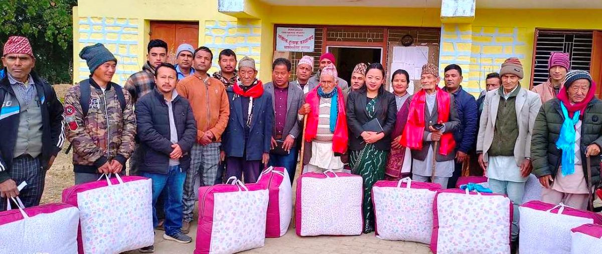 माइजोगमाईले बाँड्यो ज्येष्ठ नागरिकलाई कपडा