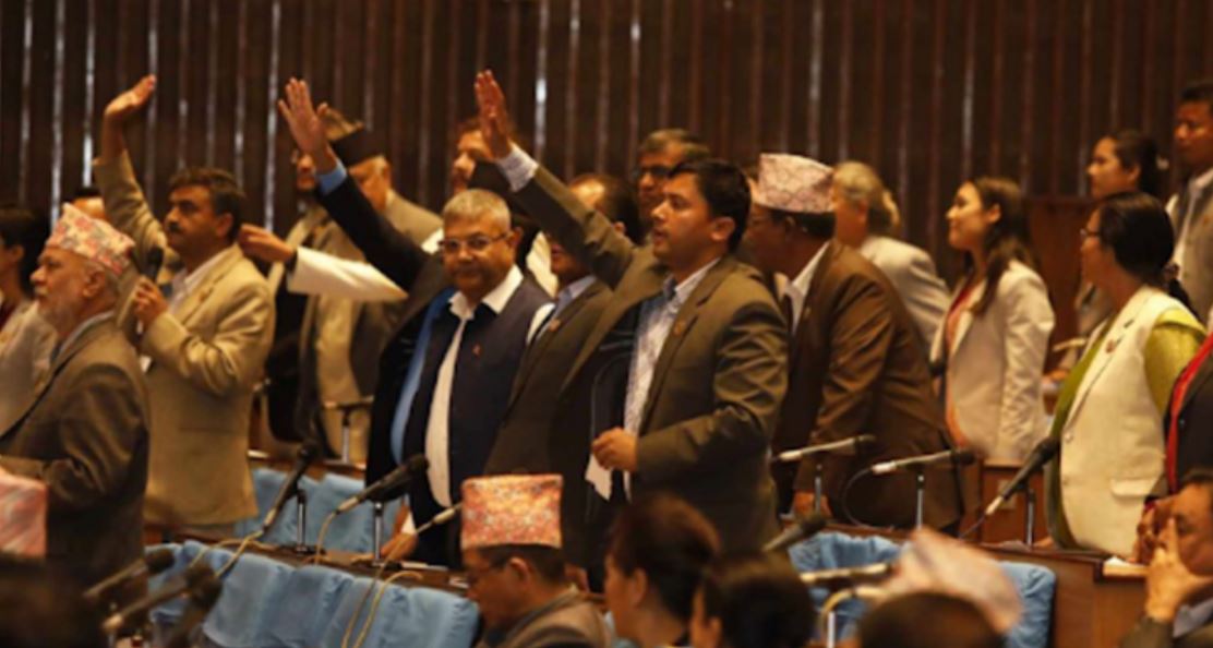 तीन मन्त्रीको राजीनामा माग राख्दै संसद अवरुद्ध