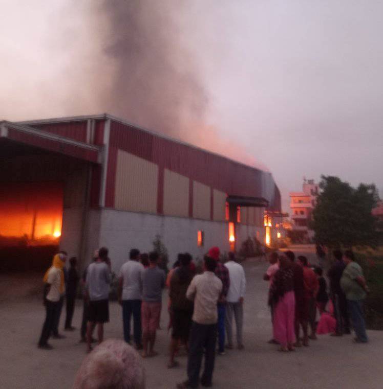 प्लाइउड उद्योगमा लागेको आगो अझैं निभेन , आगो निभाउन   भारतबाट दमकल