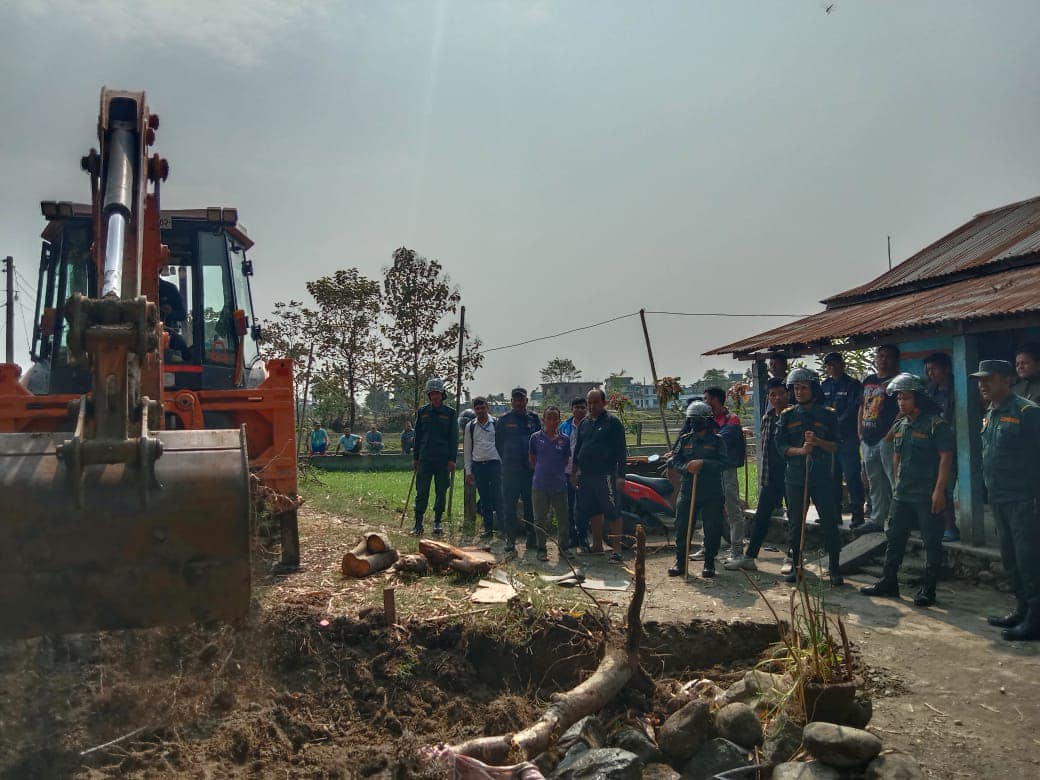 इटहरीका खोलापैनी मिचेर बनाइएका संरचना भत्काउन सुरु