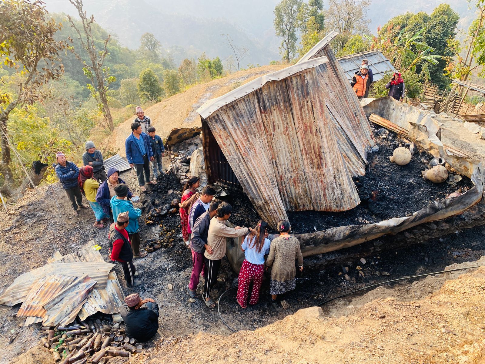 केराबारीमा आगोले जलेर वृद्धा घाइते, ३० लाखको क्षति