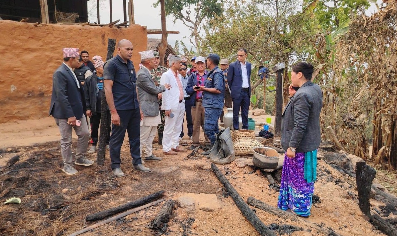 घरमै पुगेर कोशी सरकारले उपलब्ध गरायो आगलागीबाट ज्यान गुमाएका परिवारलाई राहत