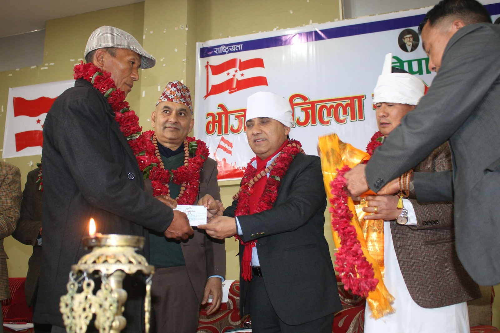 स्थानीय तहको निर्वाचनमा वडा अध्यक्षमा एमालेबाट दुई मतले हारेका राई कांग्रेसमा प्रवेश