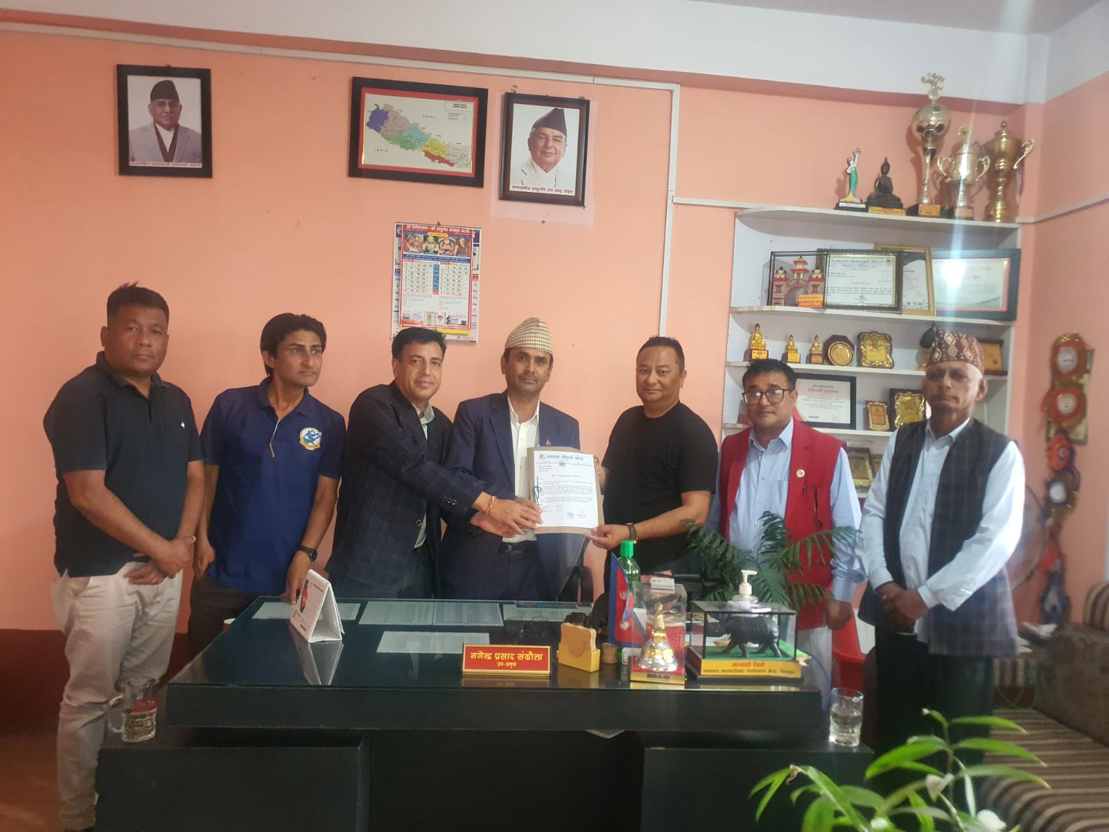 झापा गोल्डकपमा प्रयोग गरिएका सामग्री नगरपालिकालाई हस्तान्तरण