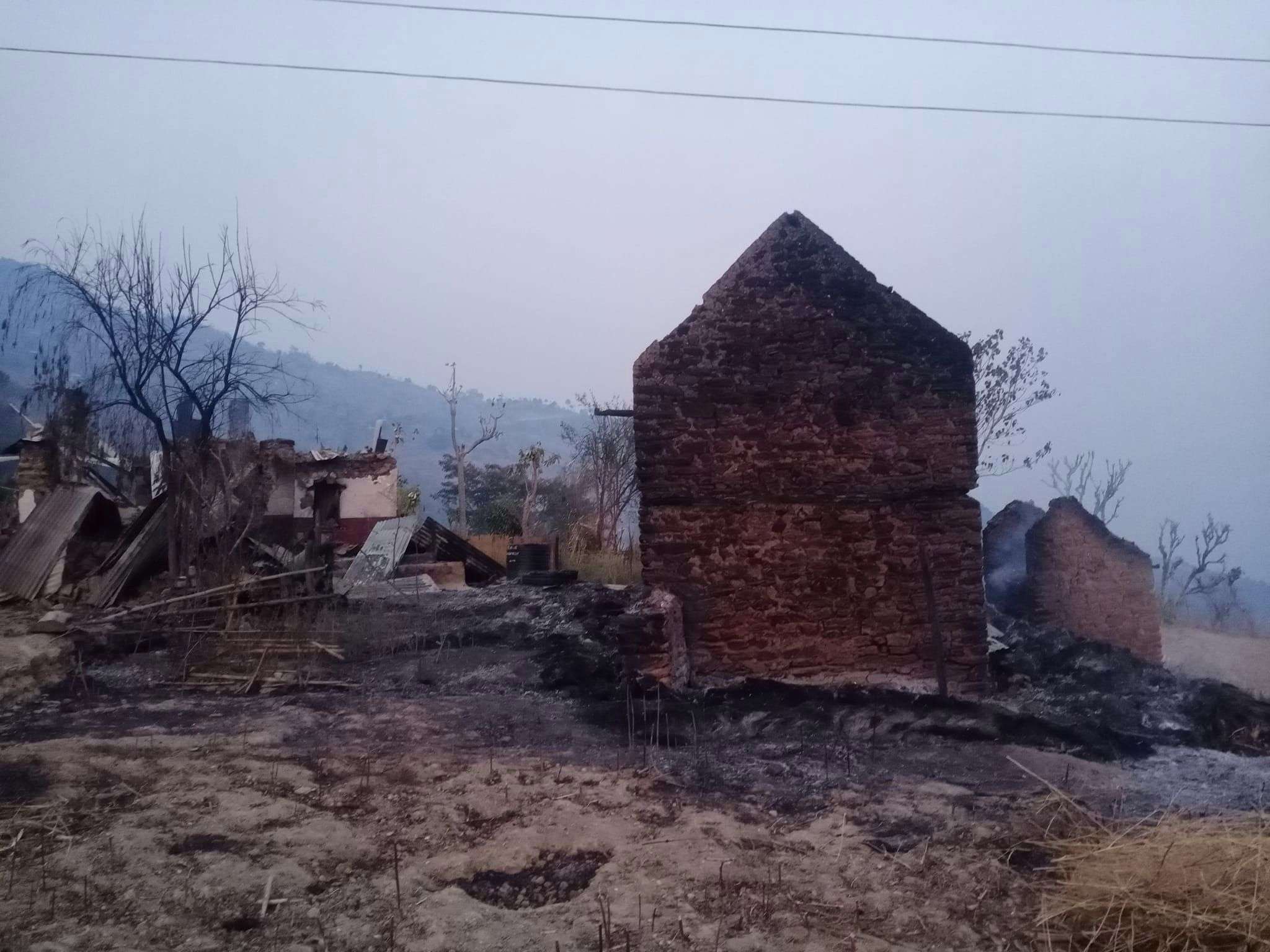 वनको डढेलो बस्तीमा सल्किँदा १७ घर जले