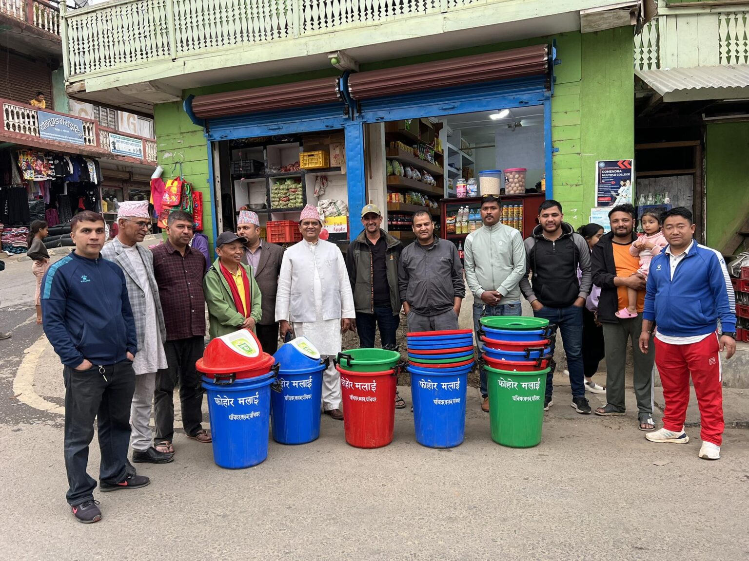 बजार क्षेत्रमा डस्बिन राख्दै पाँचथर क्लब