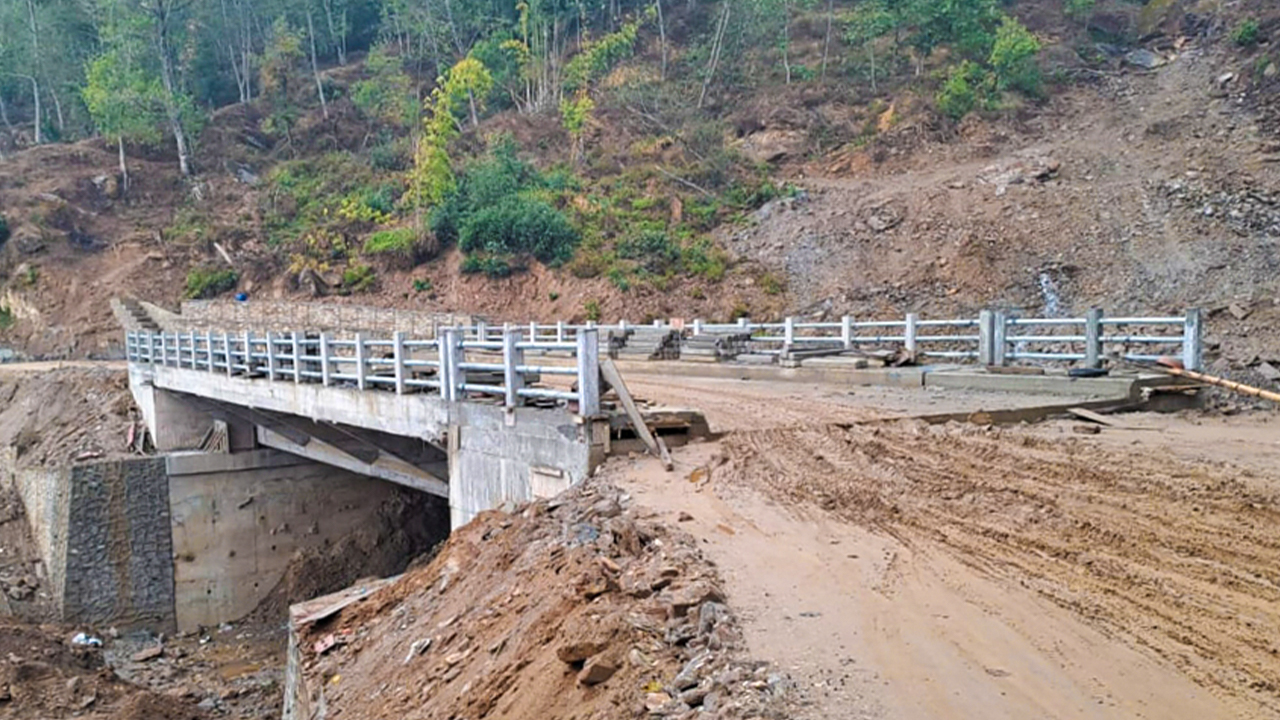 दिक्तेल–चखेवाभञ्ज्याङ सडक खण्डका तीन वटा पुल निर्माणको अन्तिम चरणमा