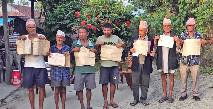 कोशी बाढीपीडित : क्षतिपूर्तिको आसमा बगरको तिरो तिर्दै