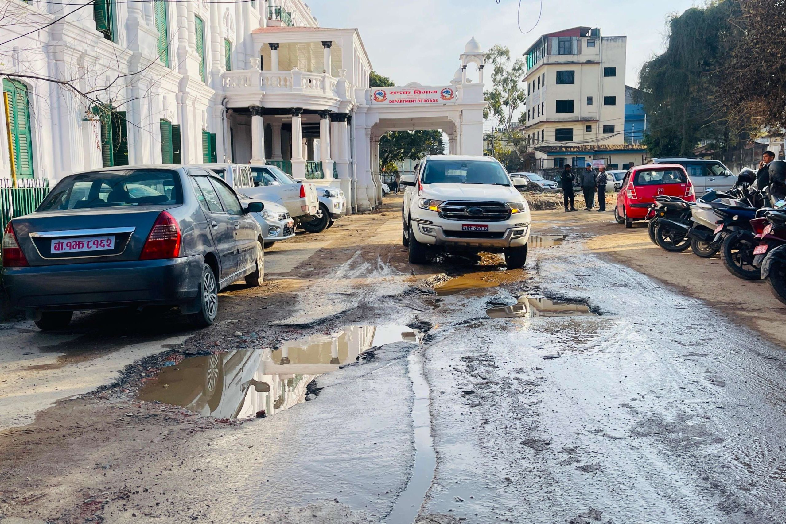 तस्बिरबारे बोल्यो सडक डिभिजन, भन्यो– ‘गम्भीर ध्यानाकर्षण भएको छ’